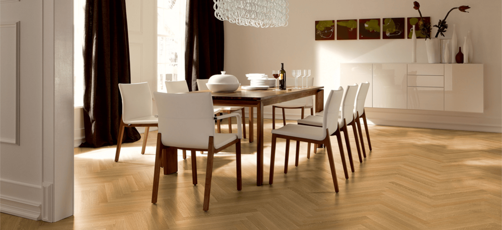 Esszimmer mit hellem Parkettboden und moderner Einrichtung